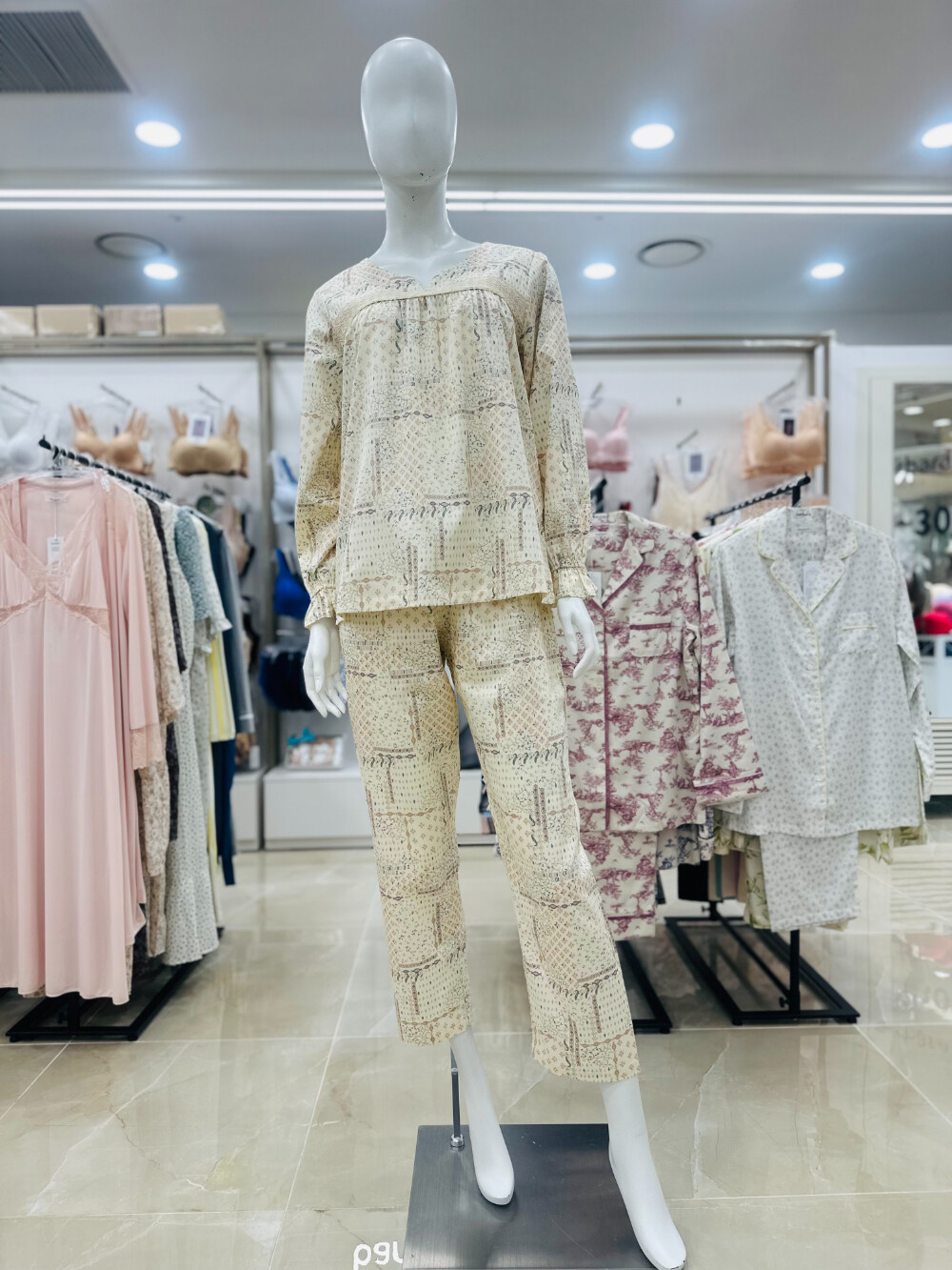 비비안 스타필드 코엑스 바바라 순면 화사한 크림컬러 프린트나염 여성파자마 AWP4912R