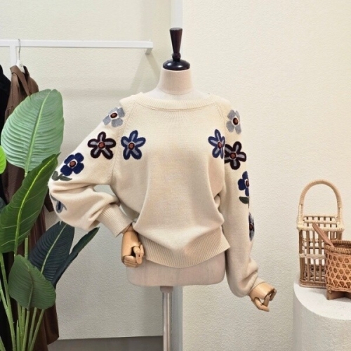 포커스 플라워 자수 라운드 니트 FW5J3KT31091