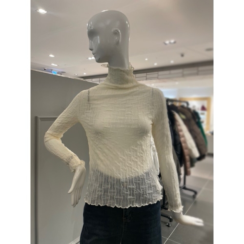 르니앤맥코이 폴라넥 시스루 티셔츠 MN03TS403FJY이미지입니다. 누르면 해당 게시물로 새창이동합니다.