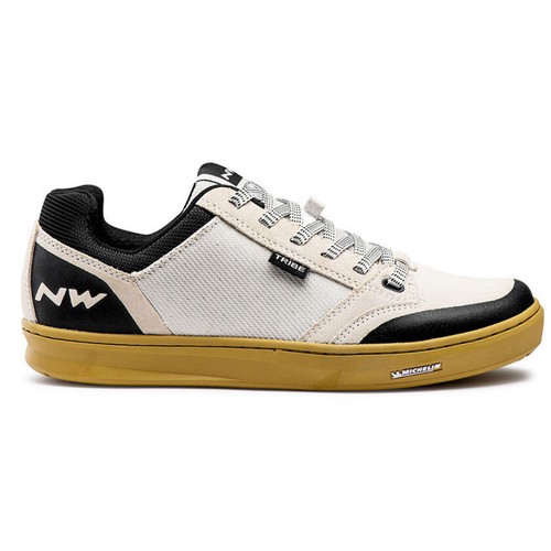 노스웨이브 트라이브 플랫 슈즈이미지입니다. 누르면 해당 게시물로 새창이동합니다.