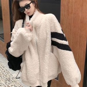 데일리 여성 오버핏 가오리 뽀글이 후리스 집업 자켓 W9AA212이미지입니다. 누르면 해당 게시물로 새창이동합니다.