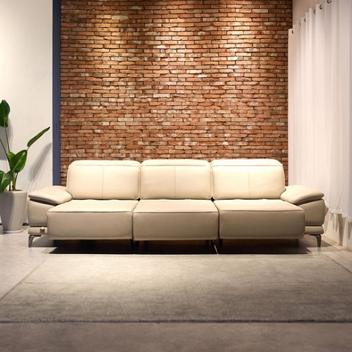 사트바 무빙헤드 슬라이딩 천연통가죽 소파 4인용이미지입니다. 누르면 해당 게시물로 새창이동합니다.