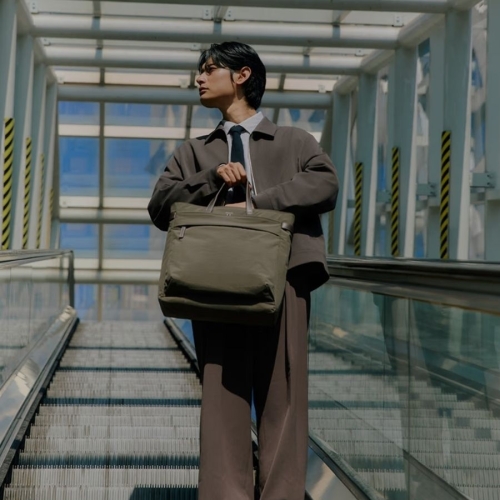 헤지스 HATCH-BAG 카키 나일론 토트백_HJBA5F331K2이미지입니다. 누르면 해당 게시물로 새창이동합니다.