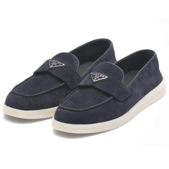 프라다 스웨이드 가죽 로퍼 1D222N 103 F0008이미지입니다. 누르면 해당 게시물로 새창이동합니다.