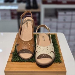 허시파피 세이브존04 여성캐주얼초경량컴포트펀칭샌들 4cm 시니어베이직카멜아 S32072509