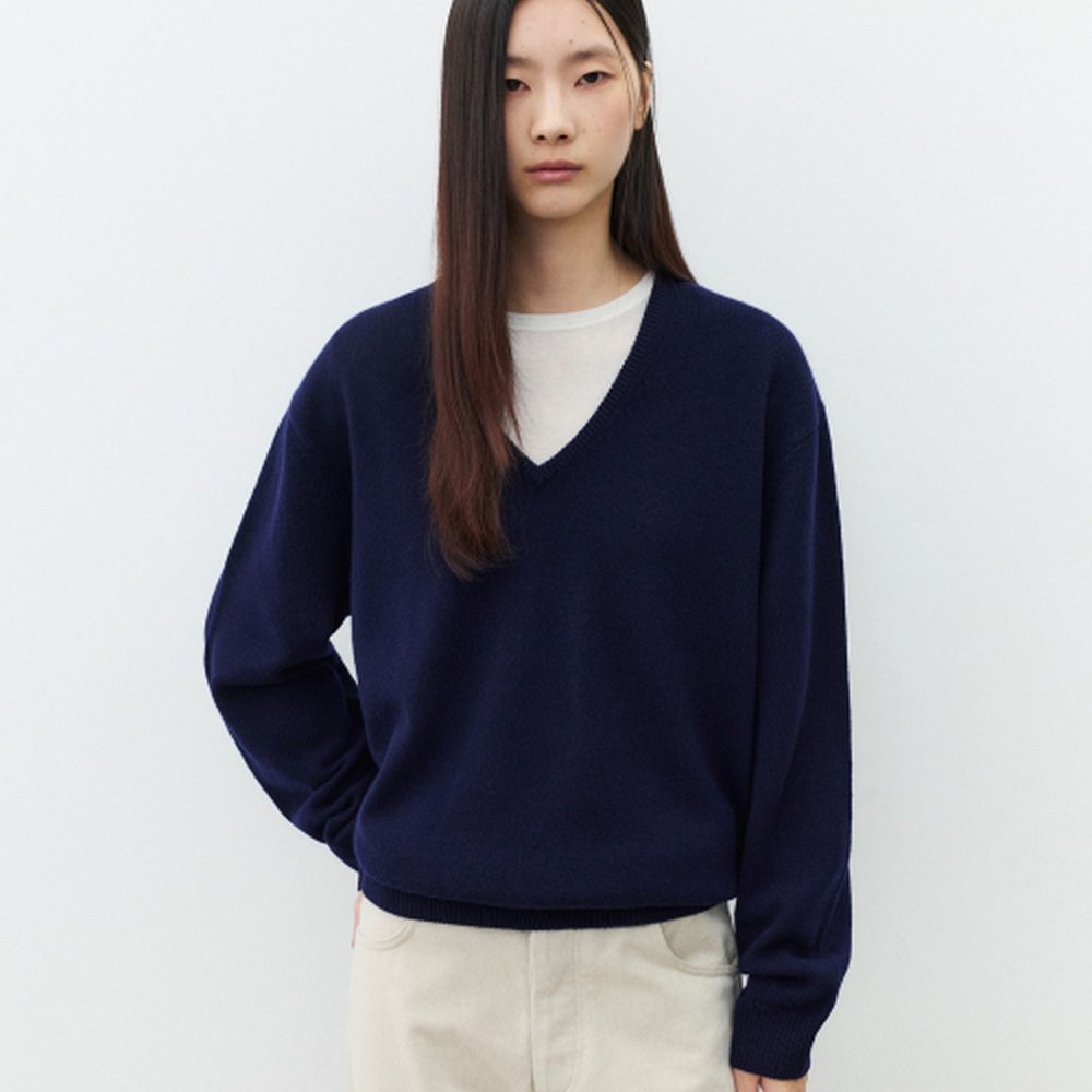 수아레 우먼 SUARE WOMEN 메리노 울 100 브이넥 니트 네이비 SBF3KN01WNV_이미지