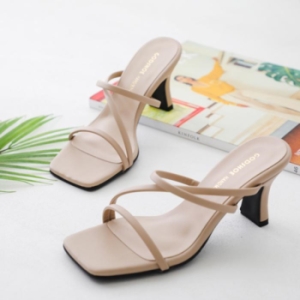 갓슈 지이지나 수제 7cm 하이힐 뮬 10731694이미지입니다. 누르면 해당 게시물로 새창이동합니다.