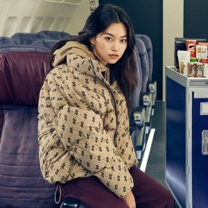 아키 클래식 칩멍크 모노그램 구스다운 점퍼 2COLOR AKAKFU10813100