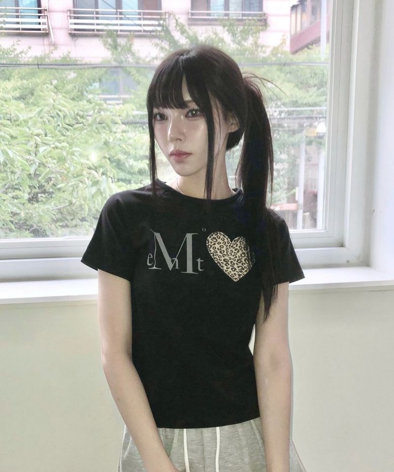 레오파드 무센트 MUCENT 코론 하트 패치 반팔 티 2컬러 P0000BDW 132832
