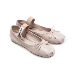 미우미우 여성 레더 발레리나 플랫 슈즈_5F794DXUUF0NZ2