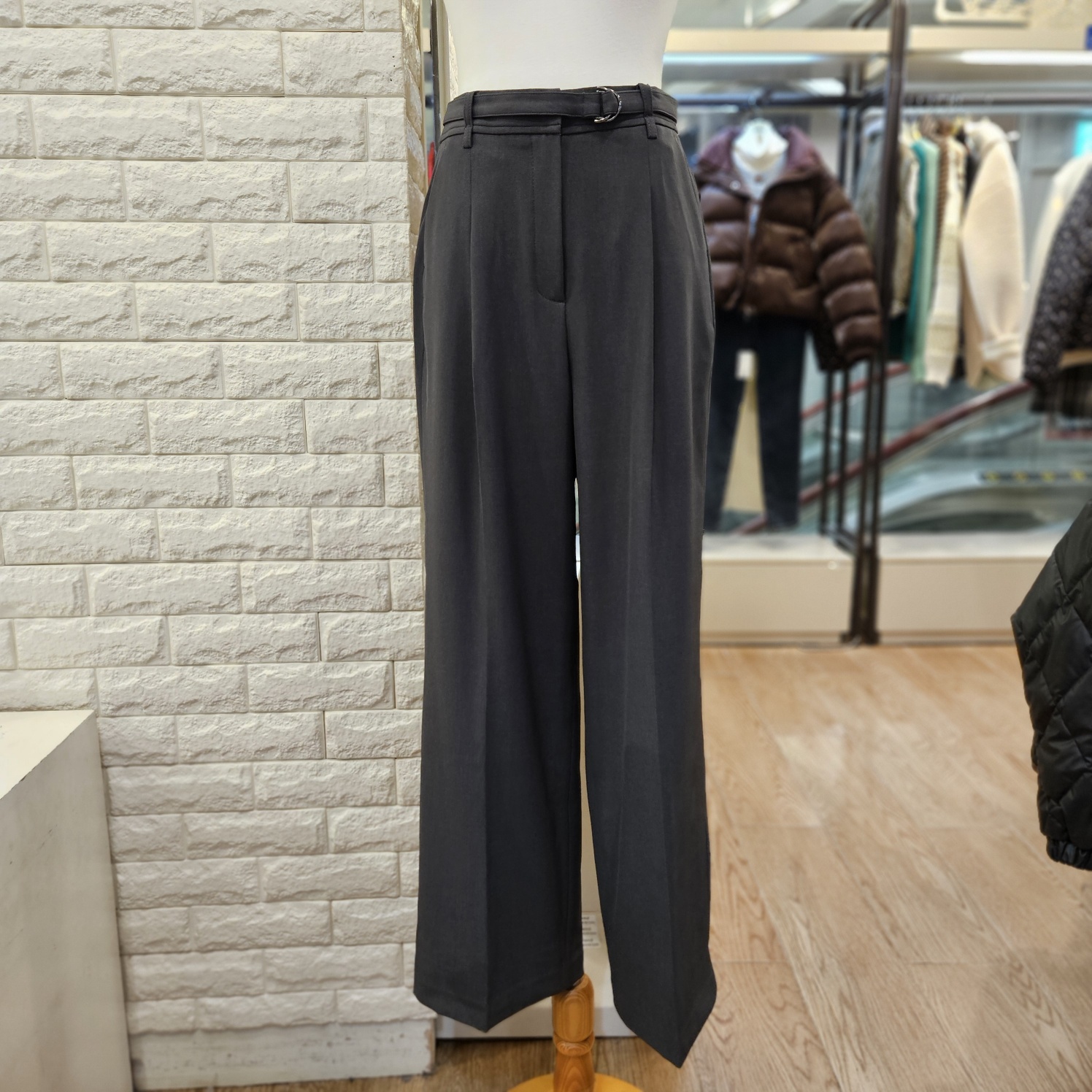 트렌드컬렉션 벨티드 원턱 와이드 팬츠 TRTS26A01이미지입니다. 누르면 해당 게시물로 새창이동합니다.