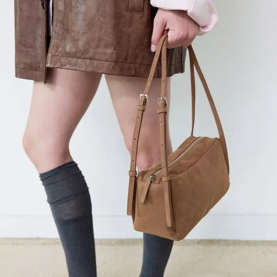 파인드카푸어 모노백 24 스웨이드 카멜 3431577 414577