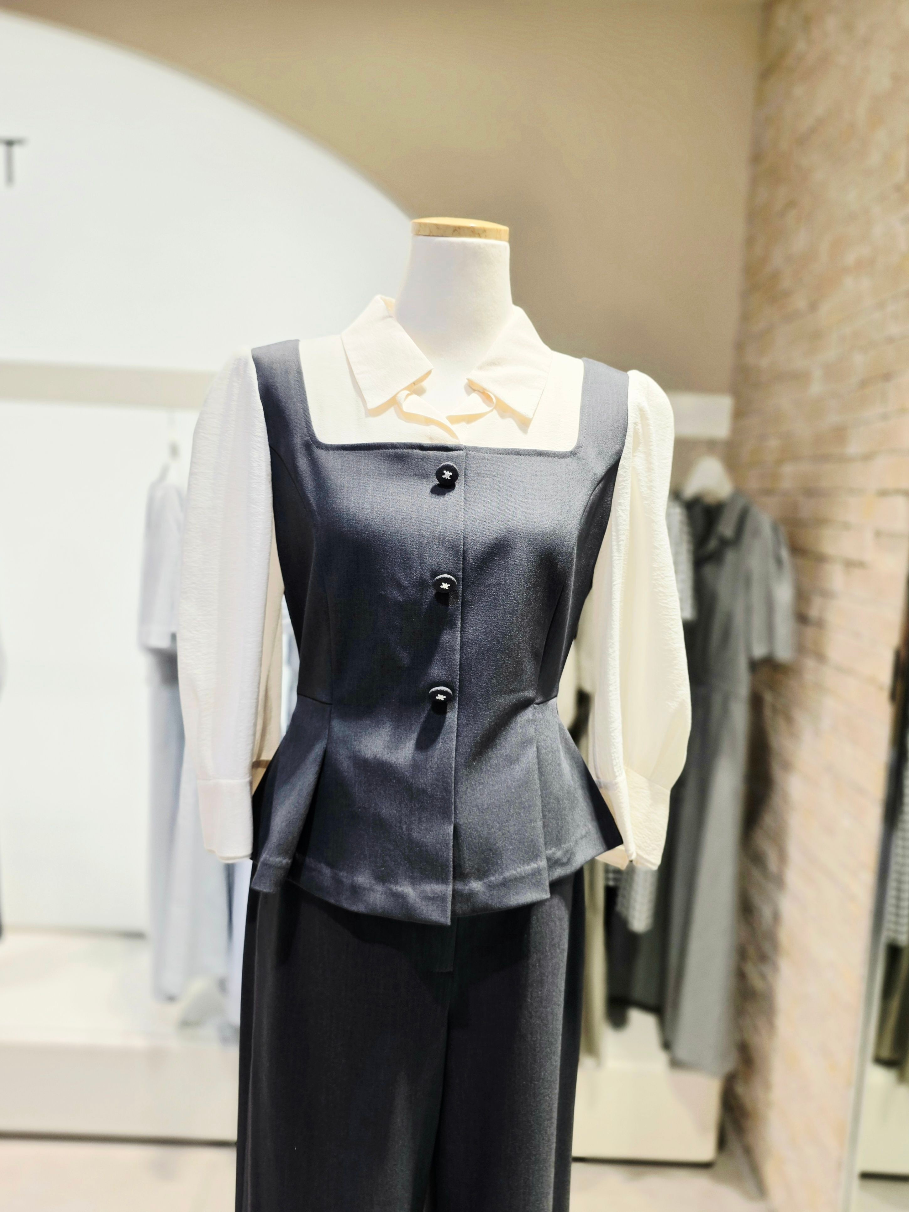 JJ지고트 셔츠 배색 뷔스티에 블라우스 GS9M0BL922 2798531