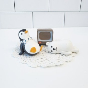 컨츄리아이템 TV 보는 펭귄과 북극곰 데코 인형 세트