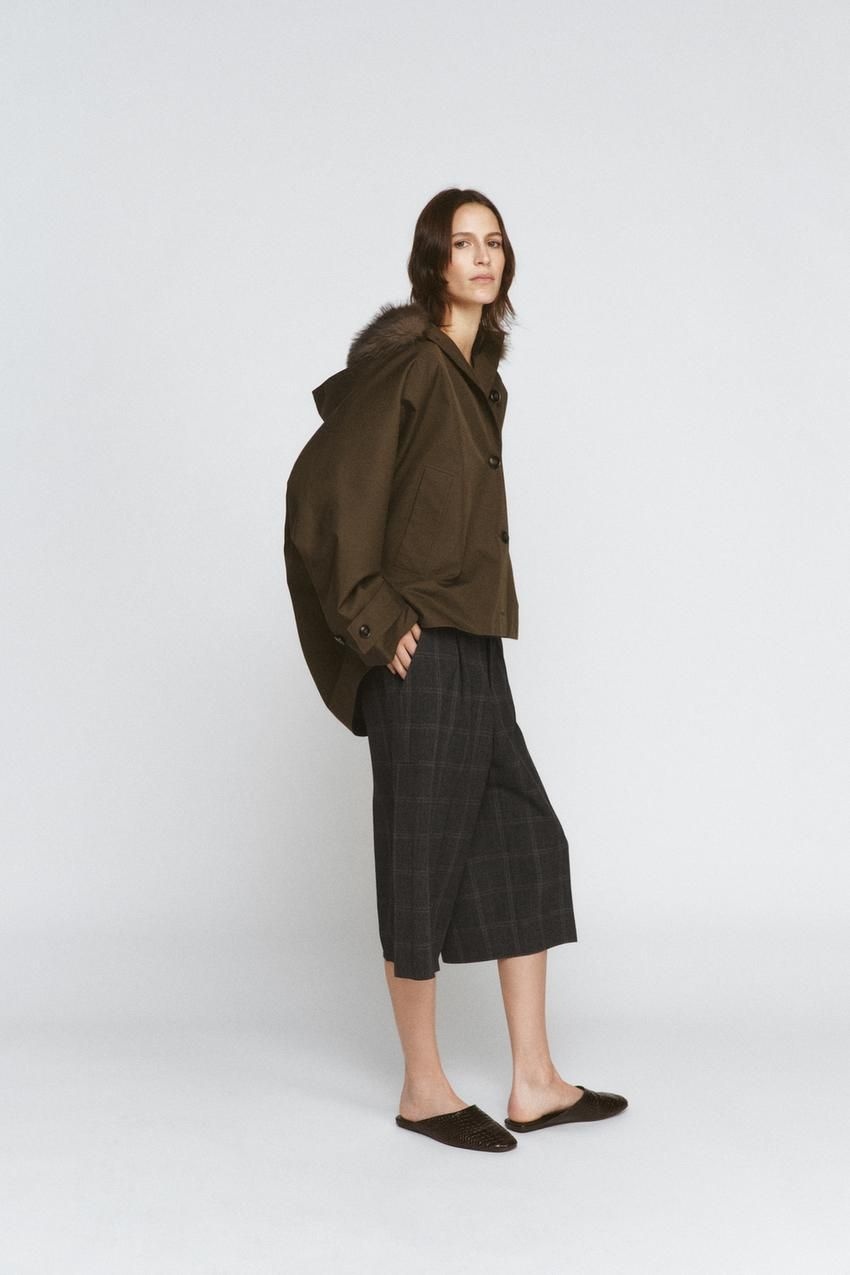 자라 국내 여성 ZW 컬렉션 페이크 퍼 칼라 숏 트렌치 코트 다크 카키 440143_이미지
