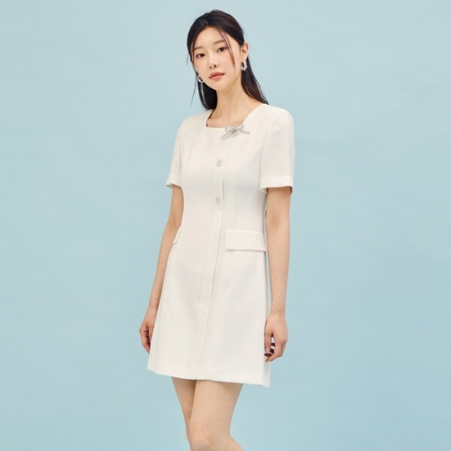 JJ지고트 버튼 장식 스퀘어넥 미니 원피스 GP6A0OP311이미지입니다. 누르면 해당 게시물로 새창이동합니다.