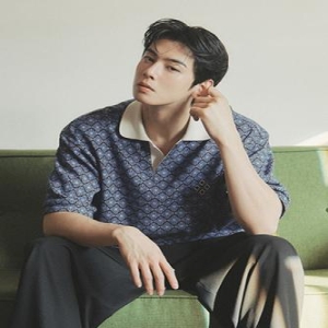 리버클래시 차은우 PICK LLM41523 블루 플라워 자카드 오픈칼라 하프 티셔츠_이미지