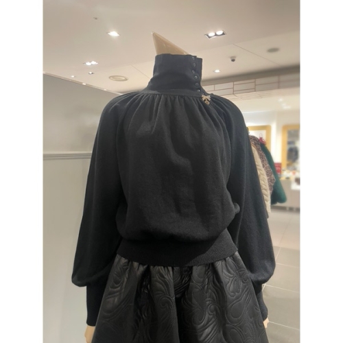 르니앤맥코이 리본 브로치 폴라 니트 MN02KM600FJY_이미지