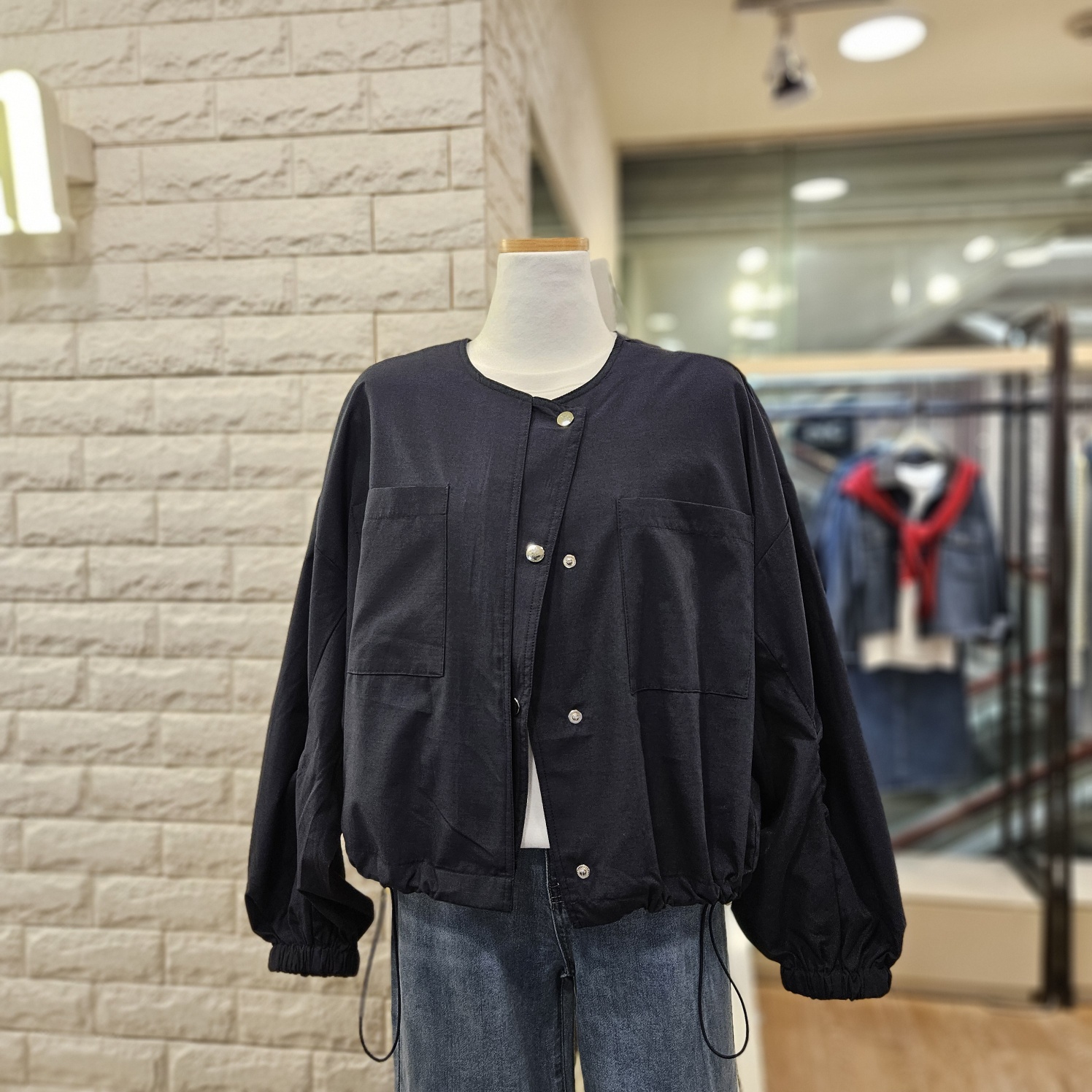트렌드컬렉션 라운드넥 포켓 스트링 홑겹점퍼 TRJA26440이미지입니다. 누르면 해당 게시물로 새창이동합니다.