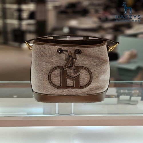 헤지스ACC ACC HIBA4F193W2 H20브라운 윈터 드로우스트링 버킷백 M_이미지