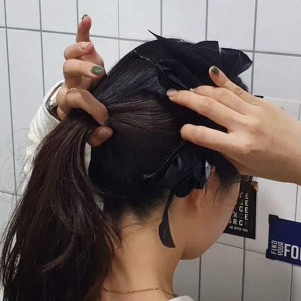 쉬폰 122PJS97 올림머리 디테일 구성 왕리본 바나나핀 블랙