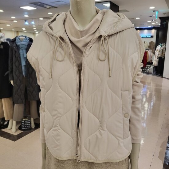 수인터내셔날 BCBG 웨이비 후드 패딩 조끼 B4A1V501