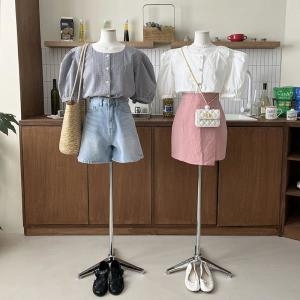 수키 플라워버튼 라운드 큐티퍼프소매 솔리드블라우스 1101764_이미지