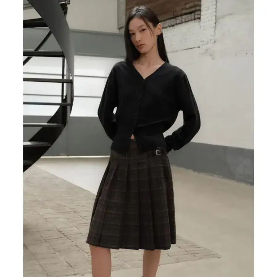 무신사 스탠다드 STANDARD WOMAN 우먼즈 버클 플리츠 체크 니 렝스 스커트 그레이 114689_이미지