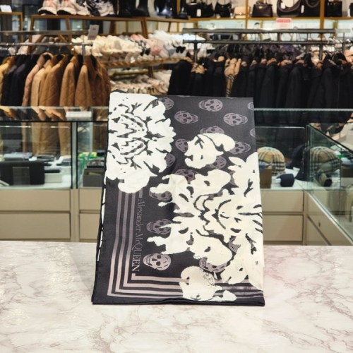 알렉산더맥퀸 알렉산더 맥퀸 블랙 실크 스카프 7899523001Q1078이미지입니다. 누르면 해당 게시물로 새창이동합니다.