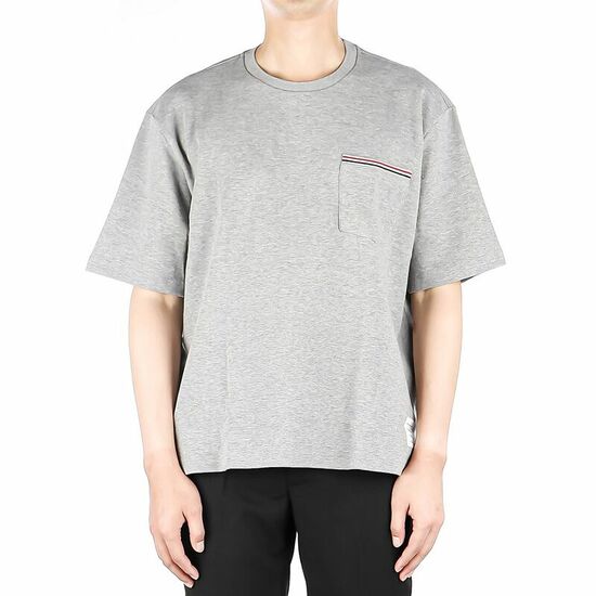 톰브라운 삼선 포켓 남성 오버핏 반팔티셔츠 MJS183A 07323 055_이미지