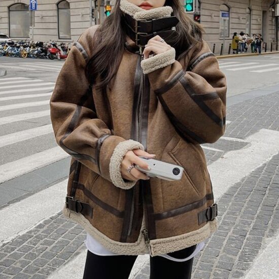 버클 비조 하이넥 무스탕 자켓 O2411MU002D