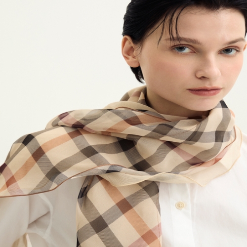 닥스 브라운 체크 롱 실크 스카프_DCSC5F290W2이미지입니다. 누르면 해당 게시물로 새창이동합니다.