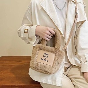 오너클랜 겨울가방 여성가방 여문패치 미니멀 보들퍼 크로스백 WD30407_이미지