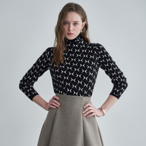 미쥬 르니앤맥코이 그래픽 패턴 슬림 폴라 니트 ML12KN002FCY 579433_68AEBE4ABCA60