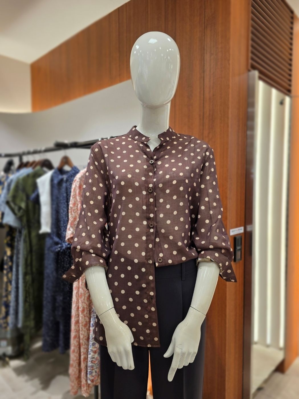  BCBG 수량한정 도트프린트블라우스 B6C7NG473 2767371