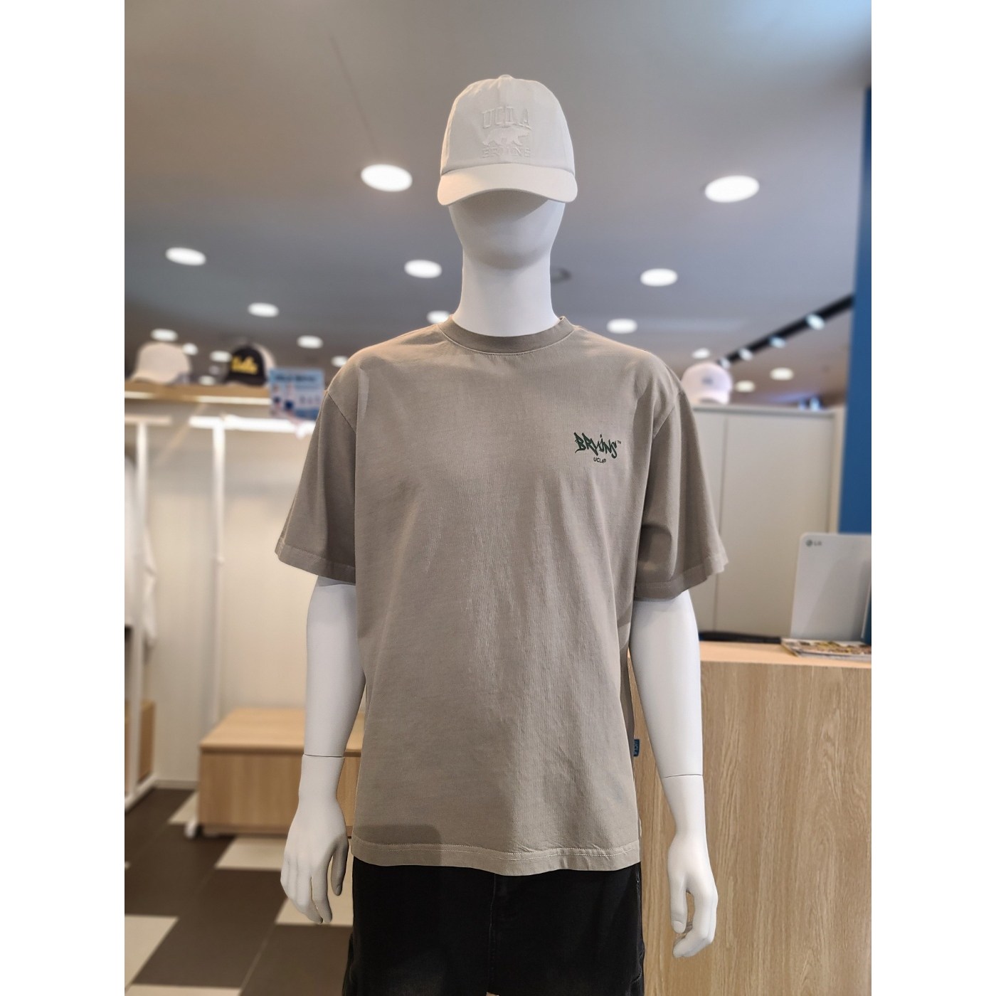 피그먼트 동아쇼핑 UCLA 남녀공용 세미 오버핏 로고 프린트 반팔티셔츠 UC4ST721/UB5ST85 차콜그레이 37 L