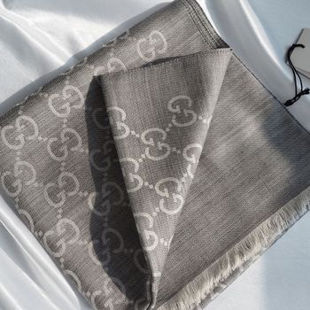 구찌 자카드 GG 로고 울 실크 머플러 스카프 그레이 165904 3G646 43384197이미지입니다. 누르면 해당 게시물로 새창이동합니다.