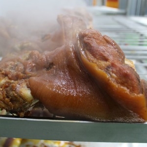 왕족발 1.25Kg 1.3Kg 전후 앞다리로만 조리해 더욱 쫄깃한 프리미엄 장족발