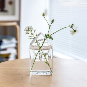 청년리빙 집모양 유리 꽃병이미지입니다. 누르면 해당 게시물로 새창이동합니다.