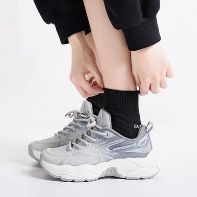 UGG TAOMI 러닝 라이트 스니커즈 여성 운동화 TM8853 230 퓨 레이_이미지