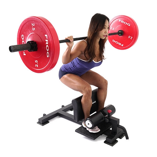 플러그피트니스 클럽형 스쿼트머신이미지입니다. 누르면 해당 게시물로 새창이동합니다.