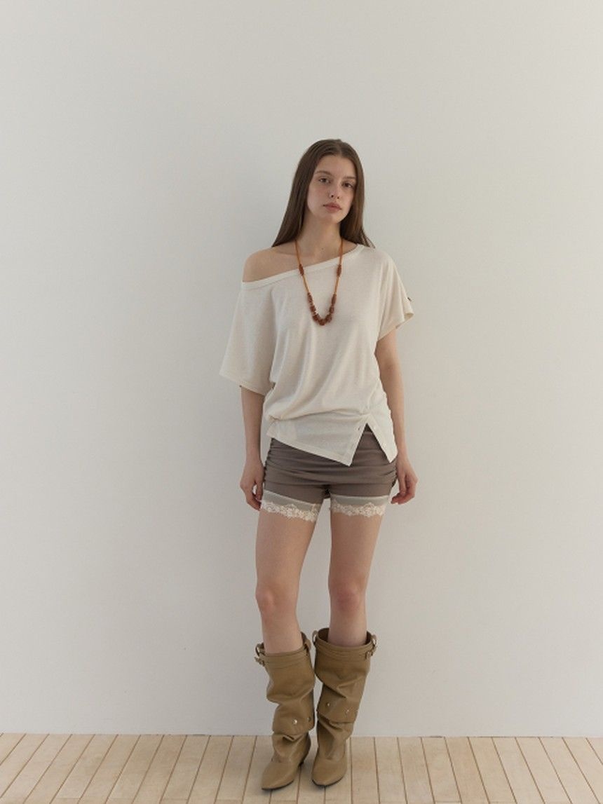 아수라 BUTTON OFF-SHOULDER T BEIGE ATS71BG0F