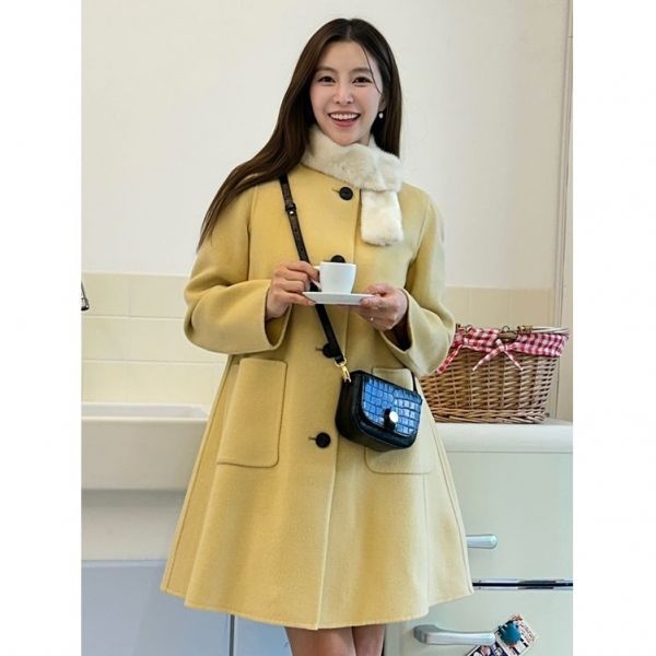 질스튜어트 뉴욕 우먼 인플루언서 착용 옐로우 울캐시미어혼방 하프 코트 JSCO3D160Y1 935904