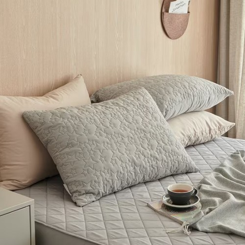 혜윰 데시뉴 에센스 항균 누빔 베개커버이미지입니다. 누르면 해당 게시물로 새창이동합니다.