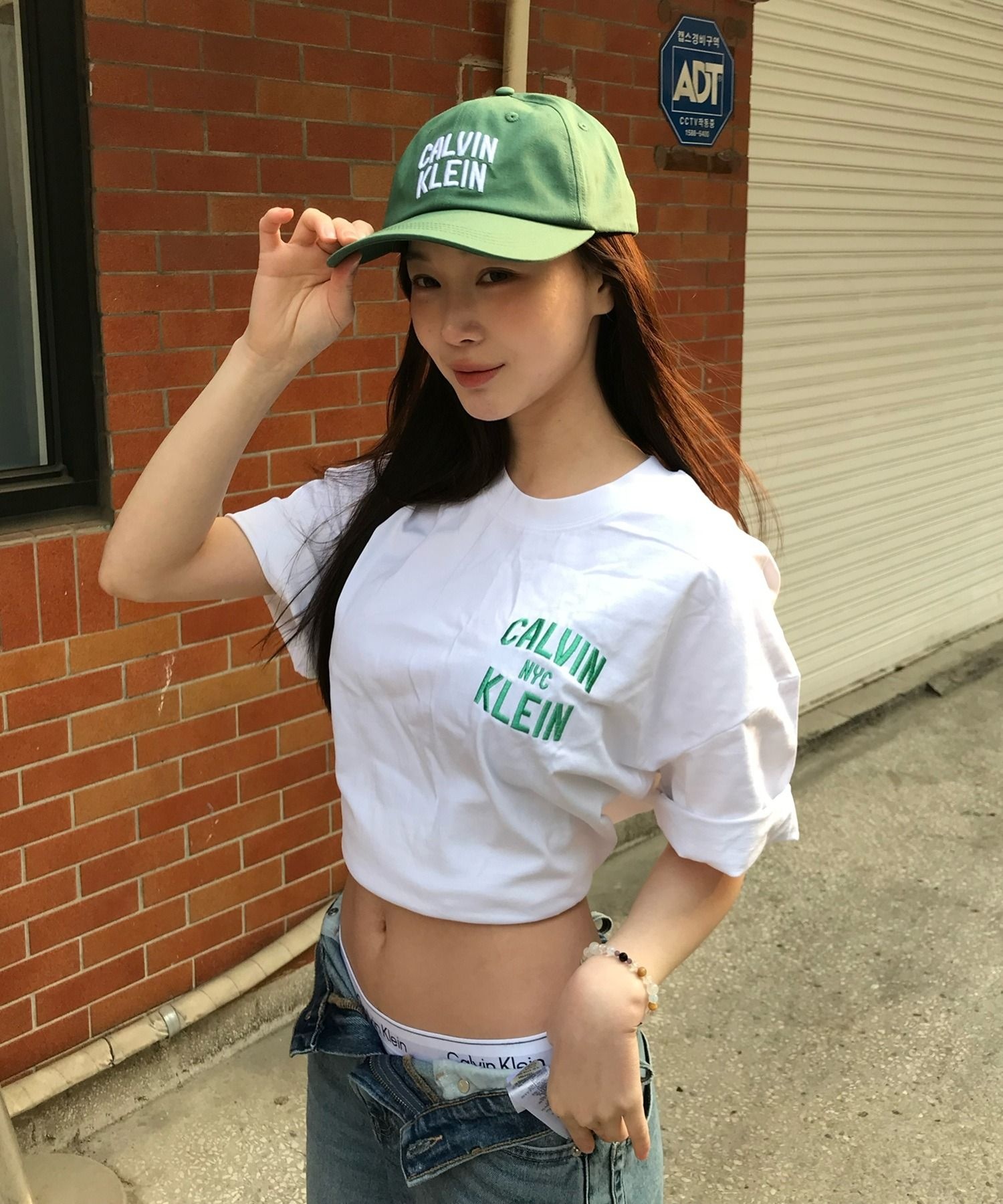 캘빈클라인 진 4RF296GYAF 진 여성 <b>반팔</b><b>티</b> 진 <b>기능성</b><b>반팔</b><b>티</b> 인더시티 오버핏 콘트라스트 스티치 그래픽 <b>티</b> 화이트 4RF296G YAF 6064531