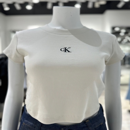 캘빈클라인진 여성 CK 자수 로고 크롭 반팔 립 티셔츠 47AB212-101_이미지