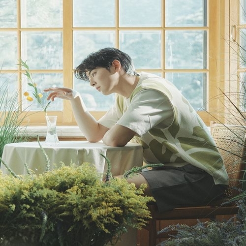 리버클래시 차은우 PICK LLS51561 아이보리 플라워 패턴 브이넥 니트 베스트_이미지