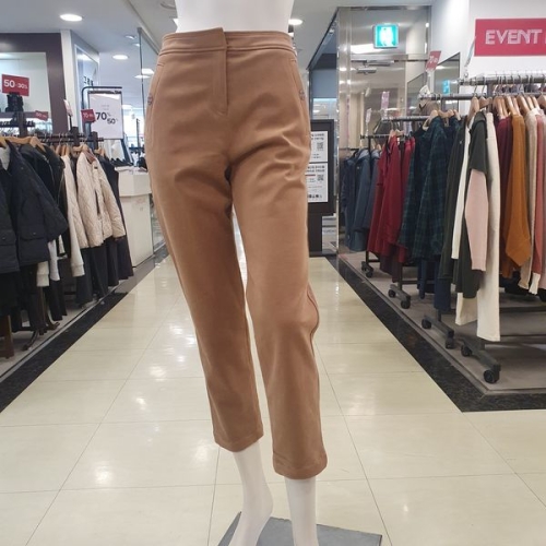 뉴코아울산아울렛 여성 겨울 세미 베기핏 바지,코튼기모 가공으로 표면감을 따뜻하게 연출한 데일리 캐쥬얼bw