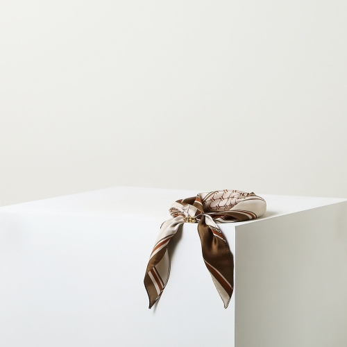 LF 헤지스 HISC5F631I3_여성 베이지 헤리아토 삼각링 실크 스카프 428519