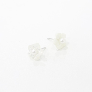옷자락 여자 자개 실버 진주 무니켈 꽃무늬 귀걸이 41607_A24424_이미지